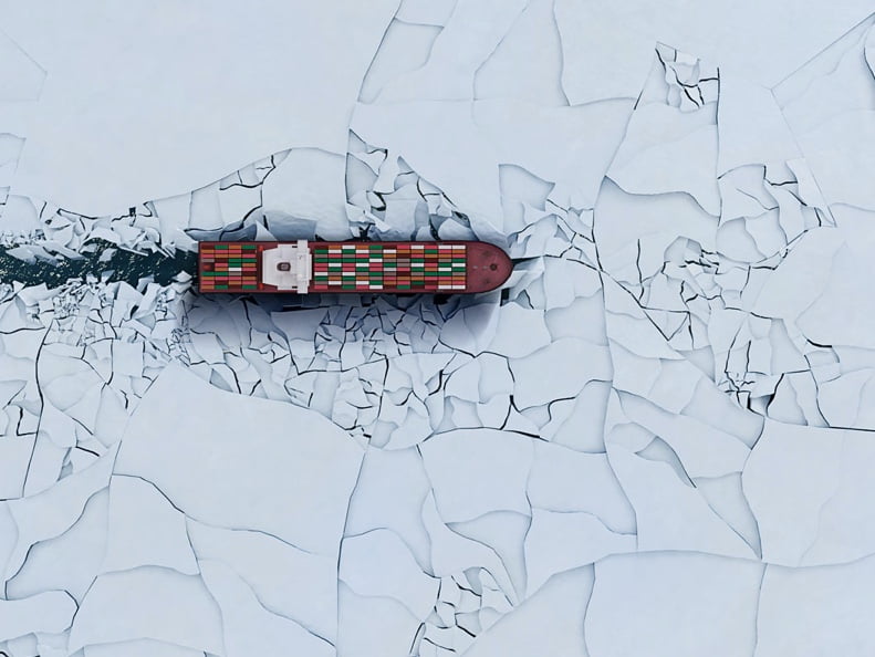 Image de fond décorative d’un navire traversant des eaux glacées